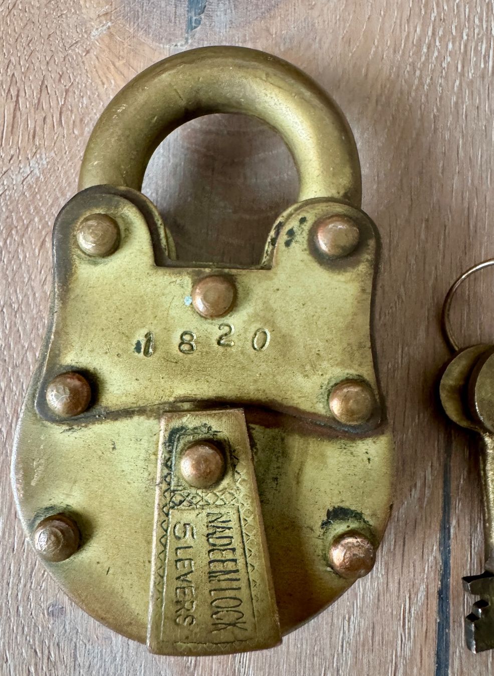 Schlösser: Antikes Vorhängeschloss mit Schlüssel Nadeemlock Slevers – Gebraucht aus Rothrist von Luckywinner 3