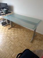 Tisch mit Glas Platte