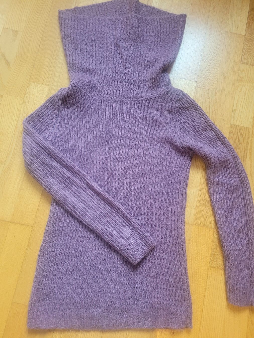 Benetton Pullover & Sweatshirts: Lila Benetton Wollpullover, Grösse M, Kuschelig – Gebraucht aus Thun von Vesna27 1