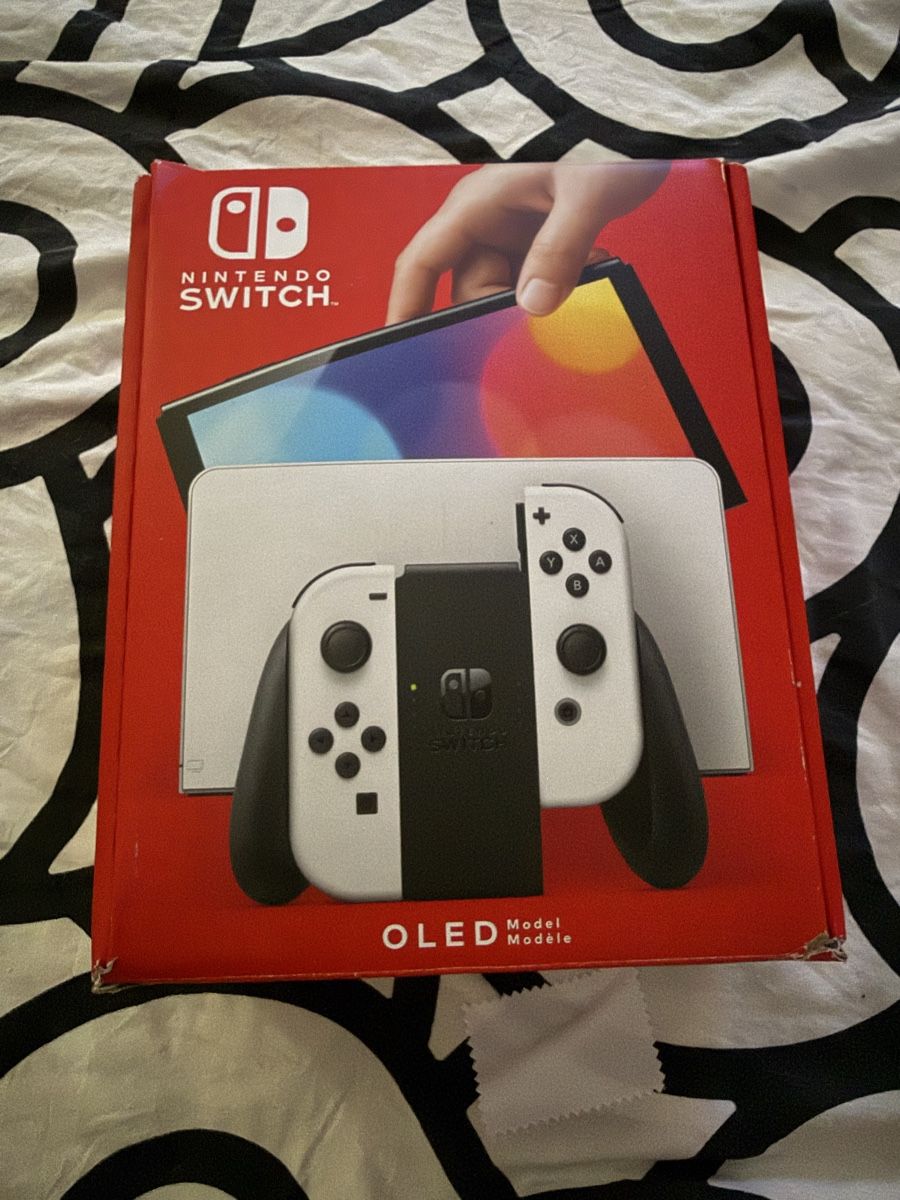 Nintendo Consoles: Console Nintendo Switch OLED modle blanc et noir  – D'occasion à Bioley-Orjulaz par ele_yh96