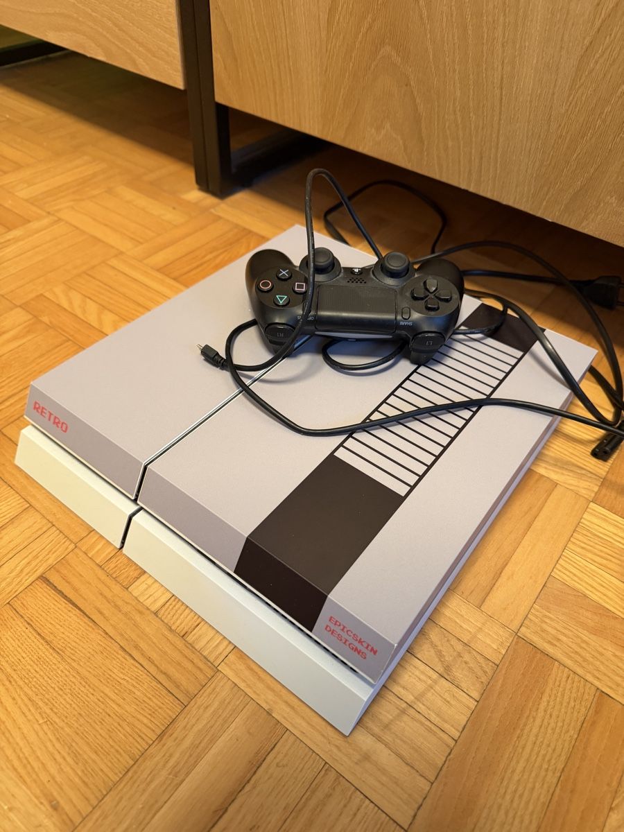 Sony Console: PlayStation 4 Retro Design Konsole mit Controller guter Zust – Usato da St. Gallen venduto da ram_xd65 2