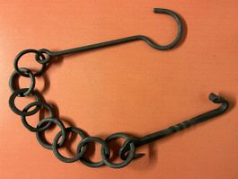 Haken mit Kette handgeschmiedet Eisen grau,Antik.