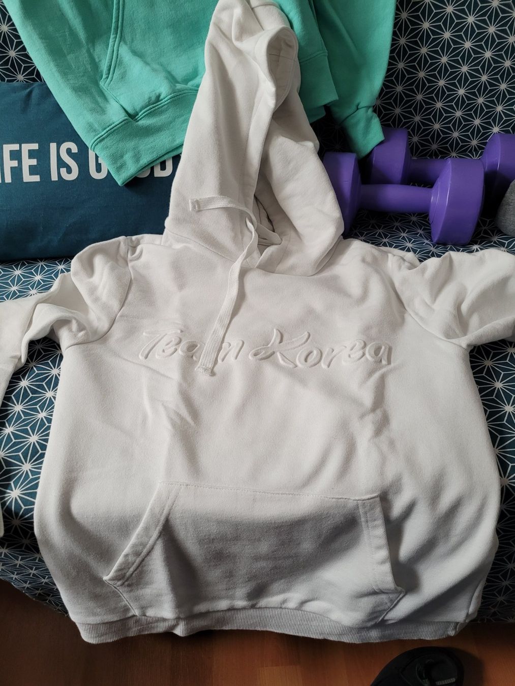 Pullover & Sweatshirts: 3 hoodie taille S-M – Gebraucht aus Veytaux von Muchmuche 2