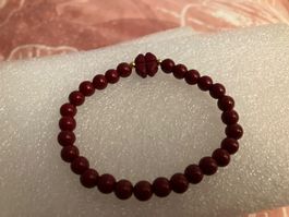Hübsches rotes Perlenarmband mit Glücksklee, neu