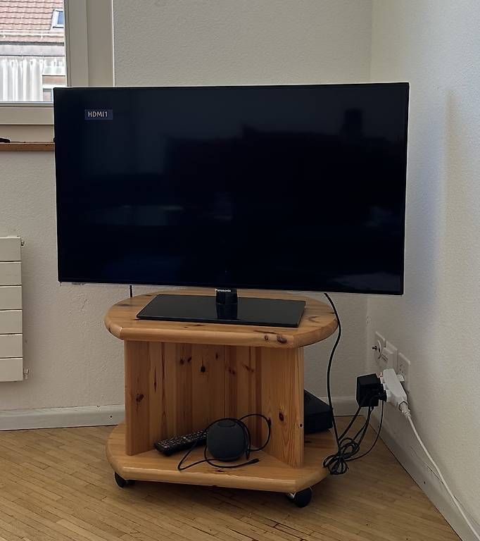 Mobili TV: Monitor mit Fernsehtisch – Usato da Basel venduto da Momo248