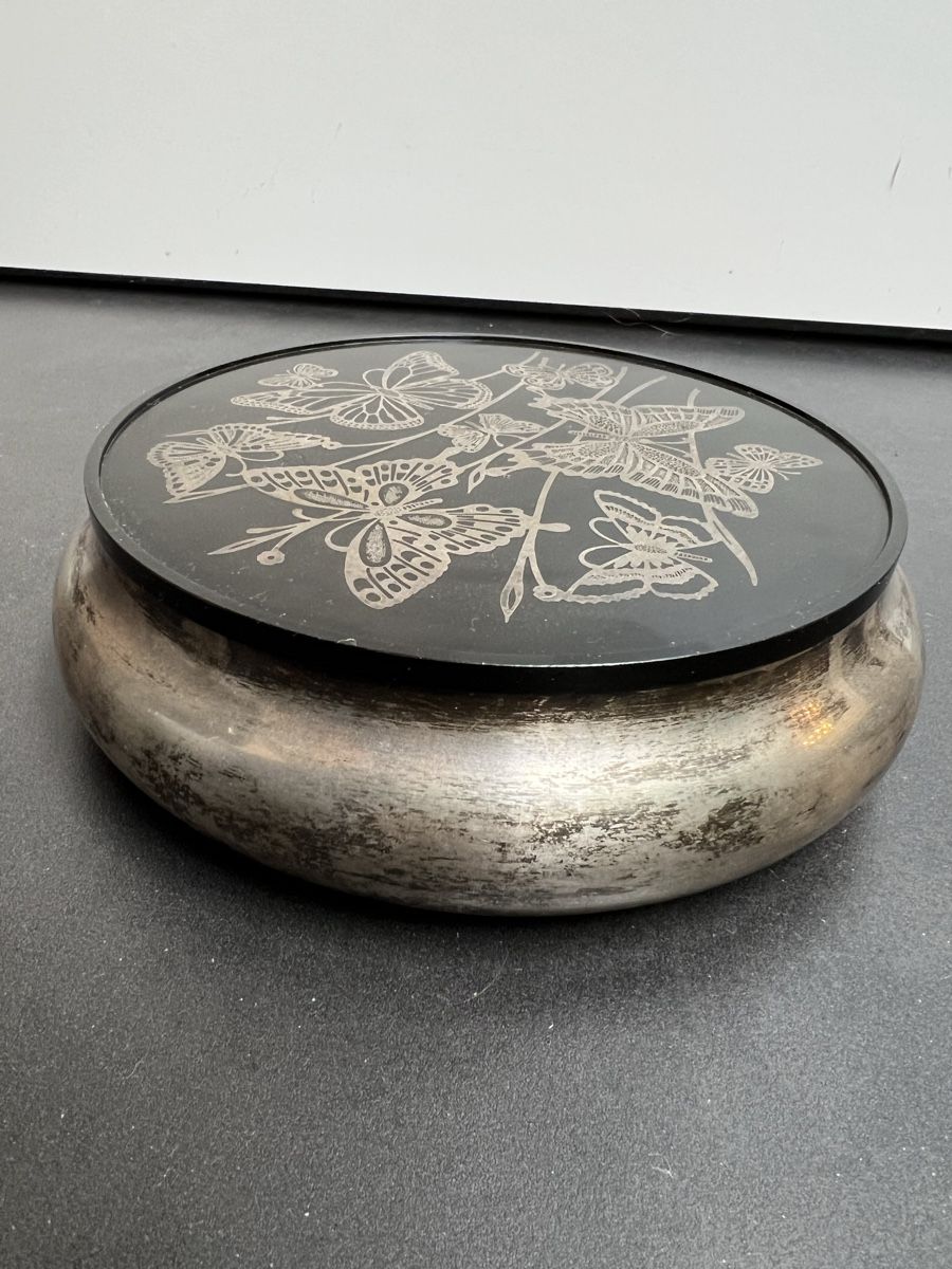 Dosen: Art Deco Dose, versilbert mit Schmetterlingen Oneida USA – Gebraucht aus Wabern von La-Vitrine 7