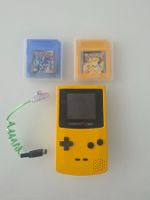 Game Boy Color in Gelb mit 2 Pokémon Spielen und LED-Lampe