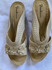Chaussures femmes: NEUE SCHLUPFSANDALETTE GR 41 – D'occasion à pratteln par Mickely1