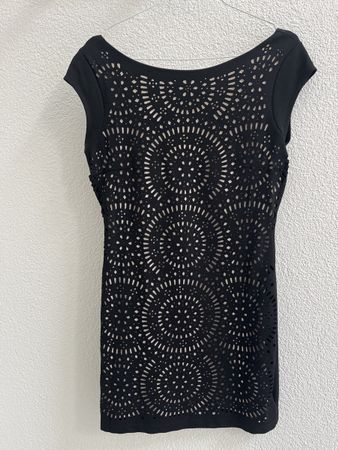 Schickes, kurzes, schwarzes Sommerkleid mit Cut-Outs, S