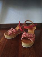 Sommerliche Keilsandalen mit mittlerer Absatzhöhe