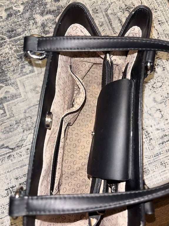 Taschen für Damen: Guess Handtasche wie Neu – Gebraucht aus Bremgarten AG von david12345 3