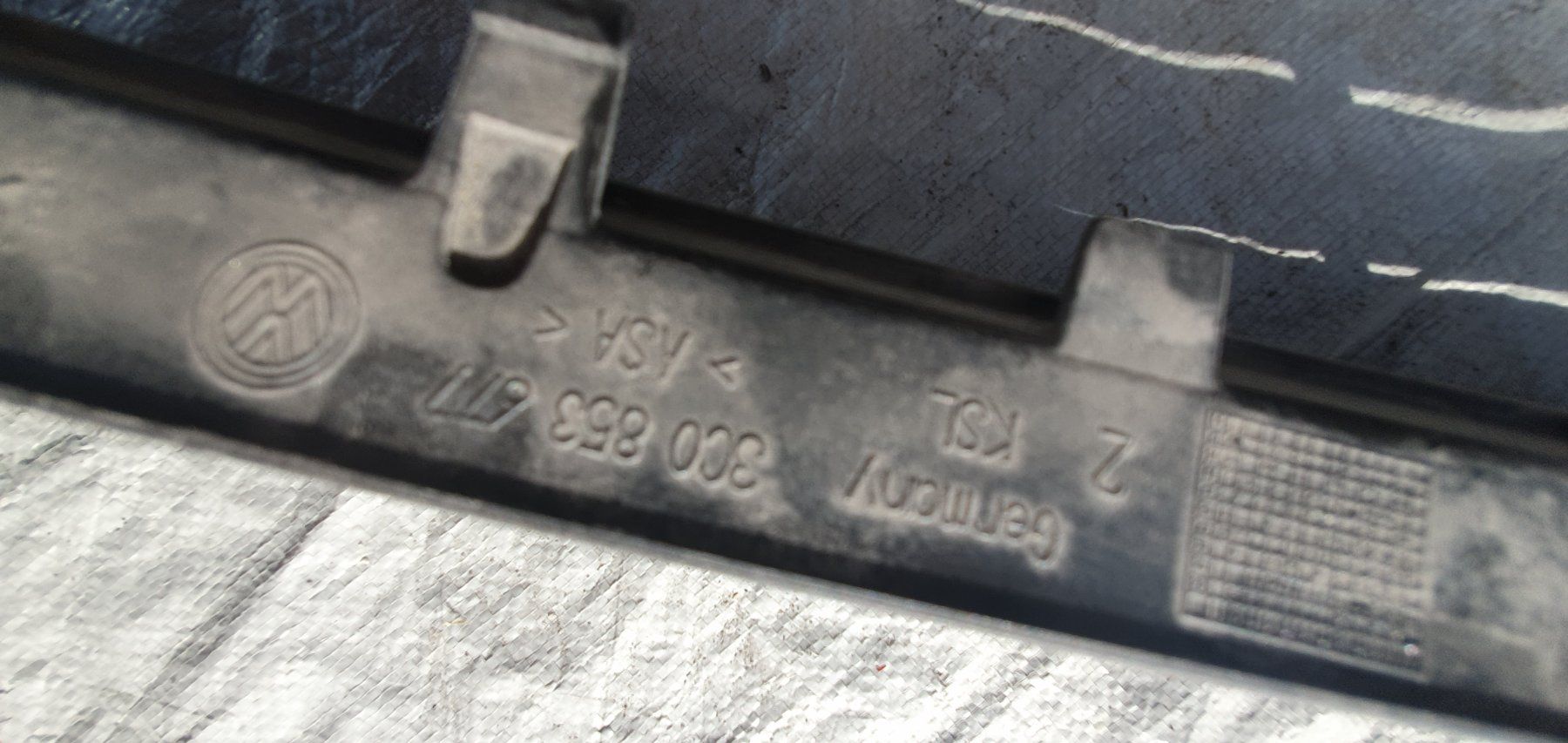 Volkswagen Tutti pezzi di ricambio auto: Vw Passat/3C Stoßstangengitter mitte 3C0853677 – Usato da Langnau i. E. venduto da Superseven69 5