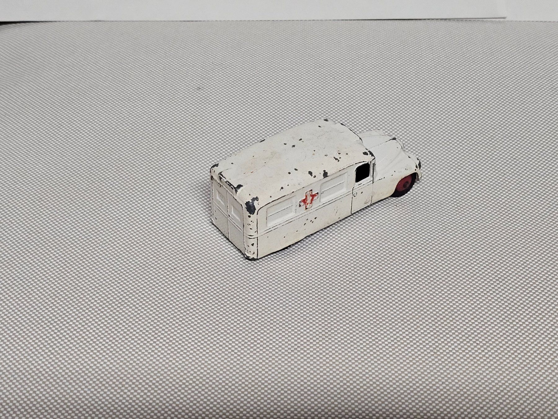 Dinky Toys Voitures modèles: Dinky Daimler Krankenwagen – D'occasion à Starrkirch-Wil par easygo13 1