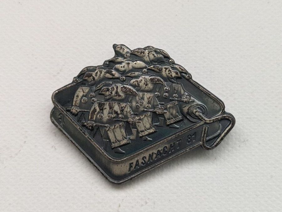 Placchette & Badge: Plakette Fasnacht Basel 1981 Silber – Usato da Liestal venduto da tonic 2