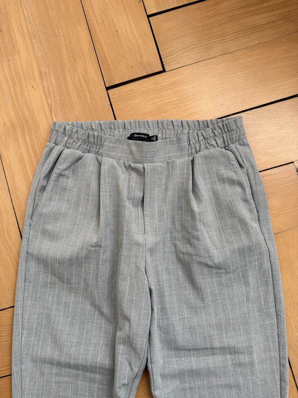 Bershka Pantaloni: BERSHKA - Hose hellgrau gestreift M – Usato da Zürich venduto da Diazaio 1