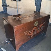 Antike Truhe mit Drachenmuster, Holz, Vintage Look
