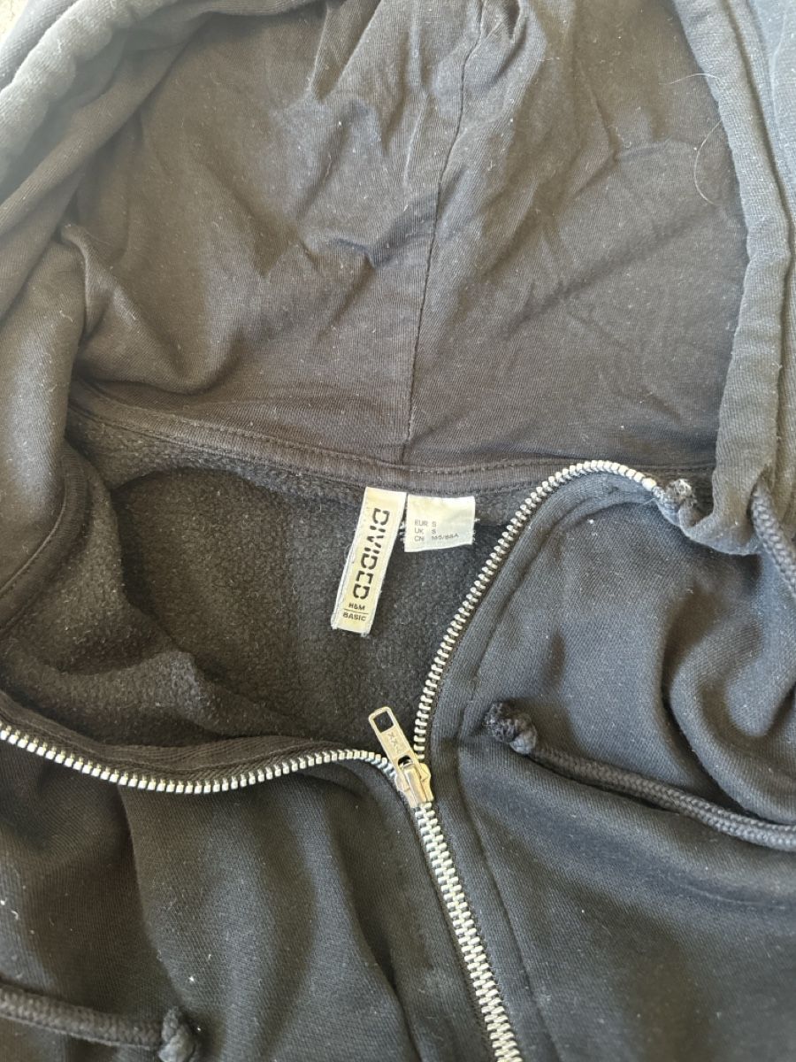 H&M Maglioni & Felpe: Kapuzenjacke schwarz – Usato da St. Niklausen LU venduto da car_2562 2