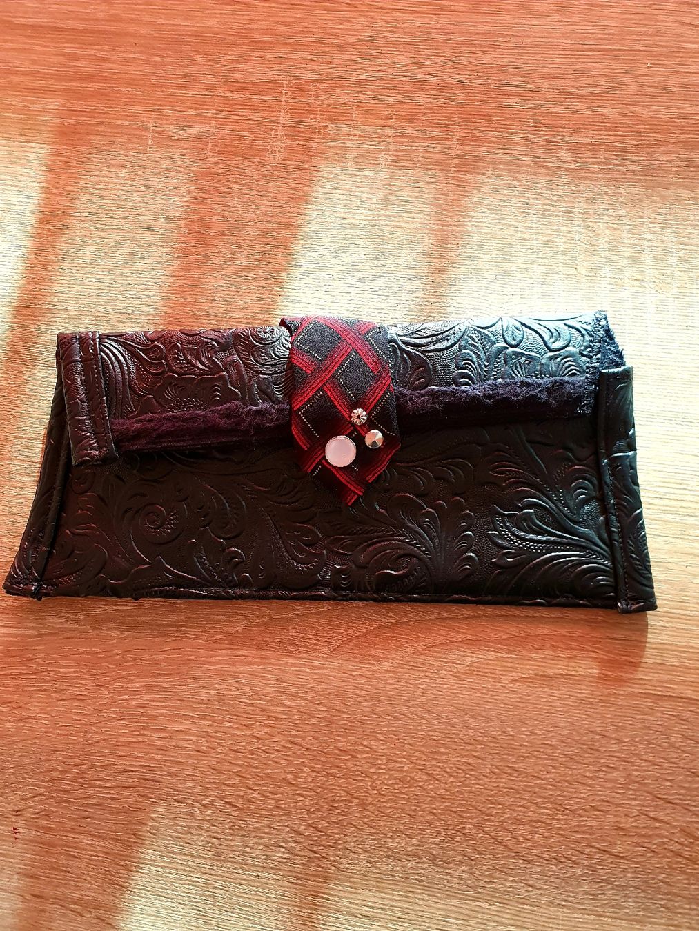 Sacs femmes: Black Clutch embossed floral pattern red detail new – Neuf avec emballage d'origine à Wangen b. Olten par Dalistyle83