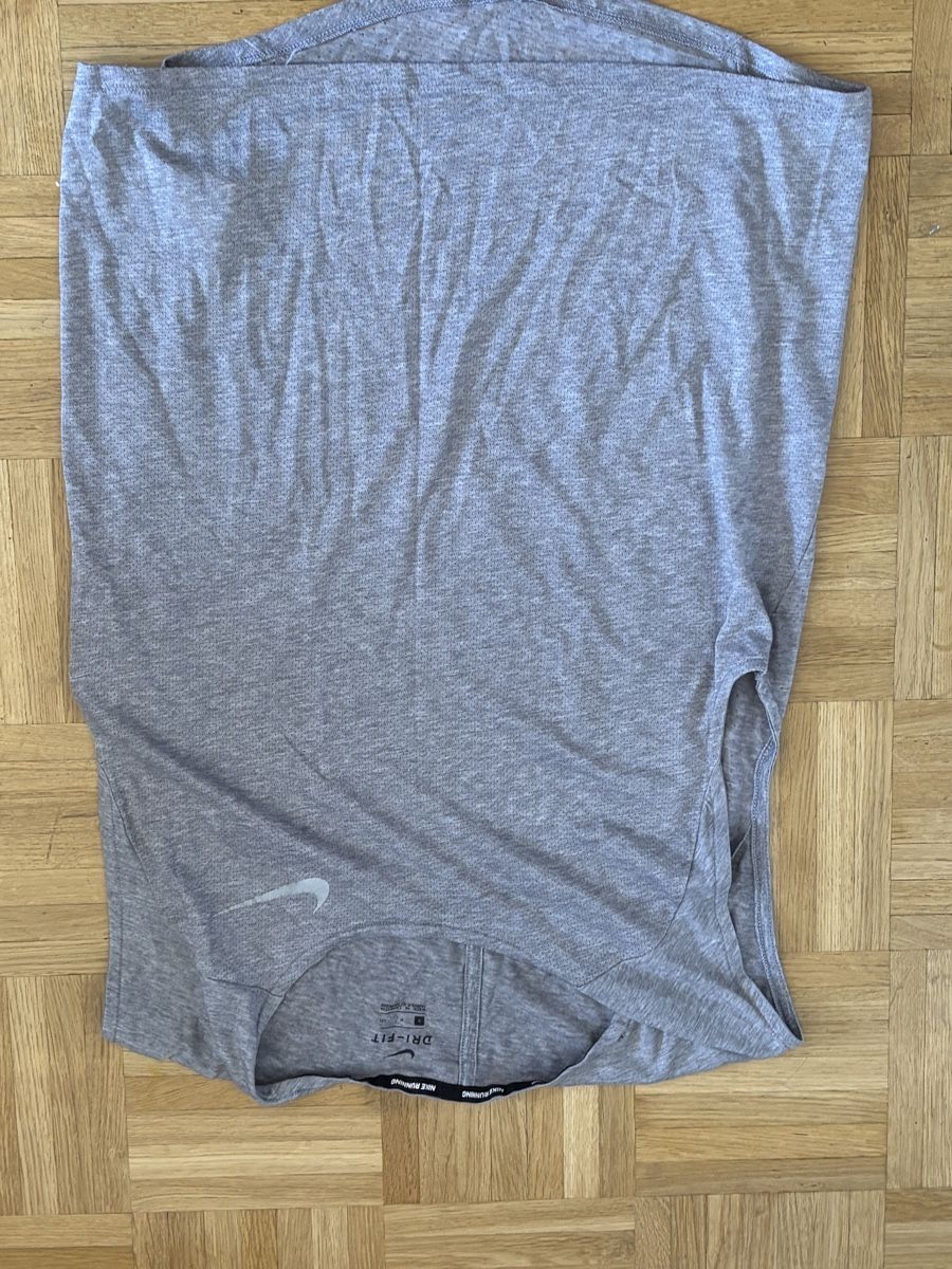 Nike T-shirt: Débardeur Nike  – Usato da Genève venduto da Pirou212
