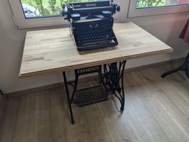 Schreibtisch auf Nähmaschinengestell