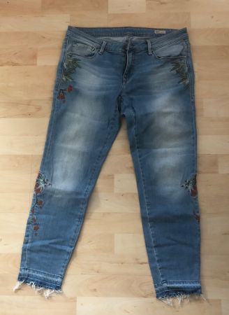 Supercoole Sommerjeans  Blumen bestickt Gr. 36/38