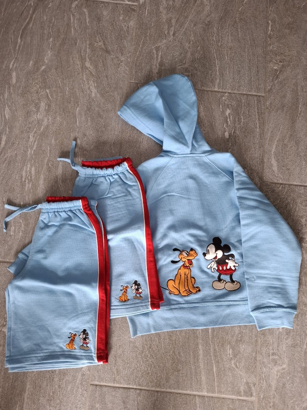 Lotti di vestiti: Herziges Set mit Kaputzenpulli und 2 Hosen, neu, 116, Mickey – Nuovo (secondo la descrizione) da Hurden venduto da Quadrille76