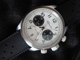 Weisser Chronograph mit Uhrwerk von Seiko