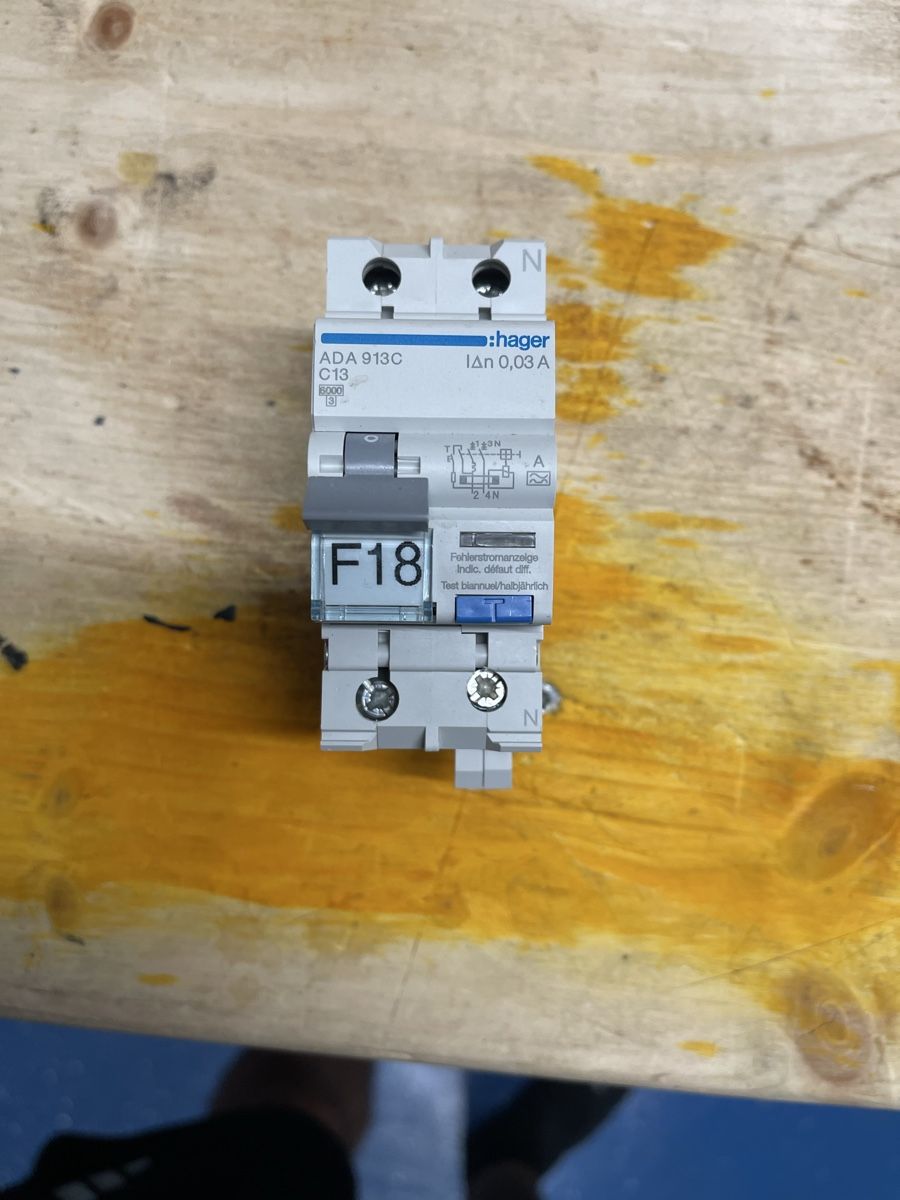 Hager Componenti elettronici: 3 Hager ADA C13 FI/LS – Usato da Laupersdorf venduto da san_8lq9 1