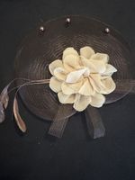 Elegante Fascinator Hut, braun, Beige, für Herbst-Anlässe