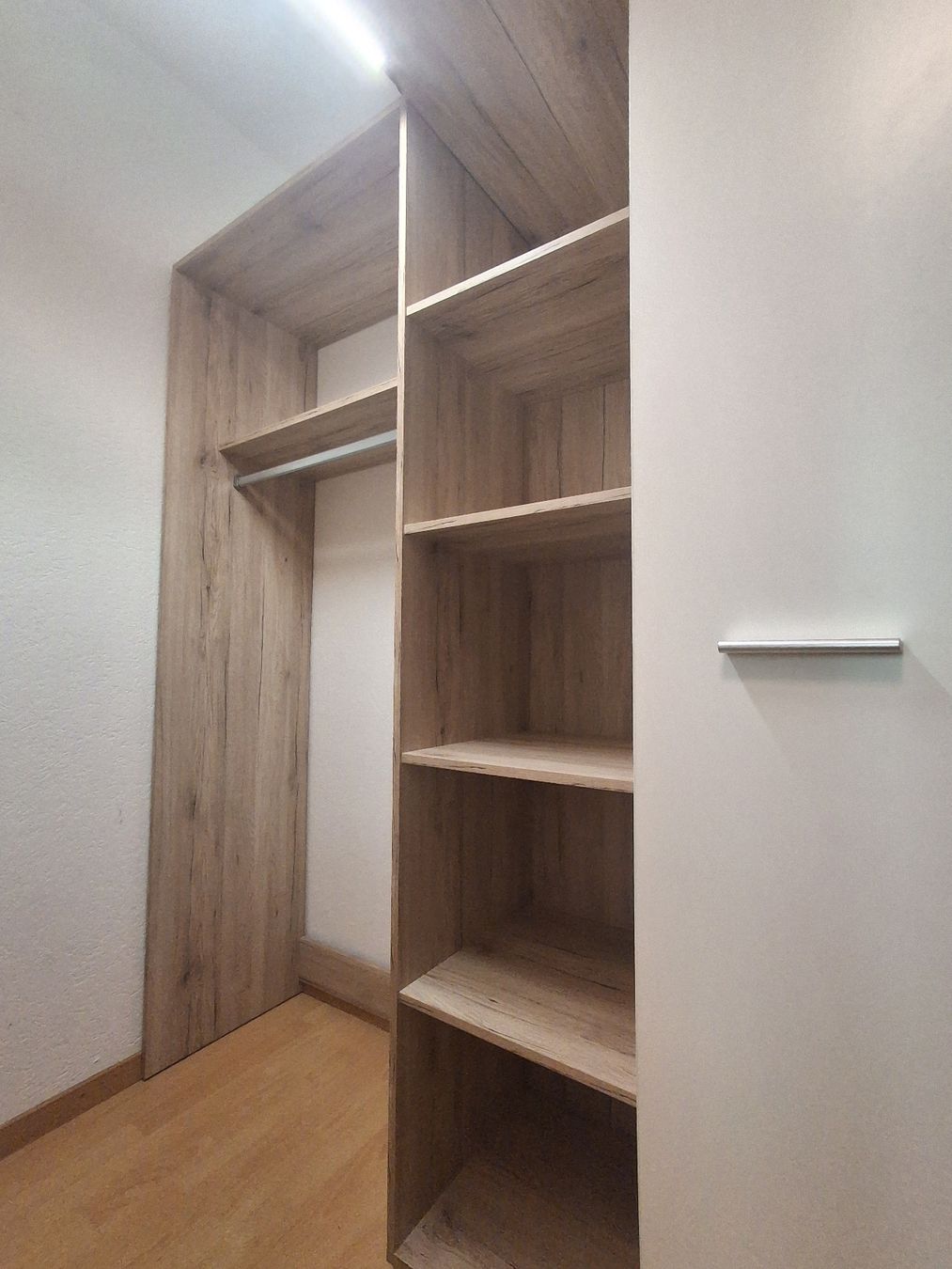 Armadi: Armoire dressing d’angle chêne clair et blanc  – Usato da Estavayer-le-Lac venduto da evang.bast 5