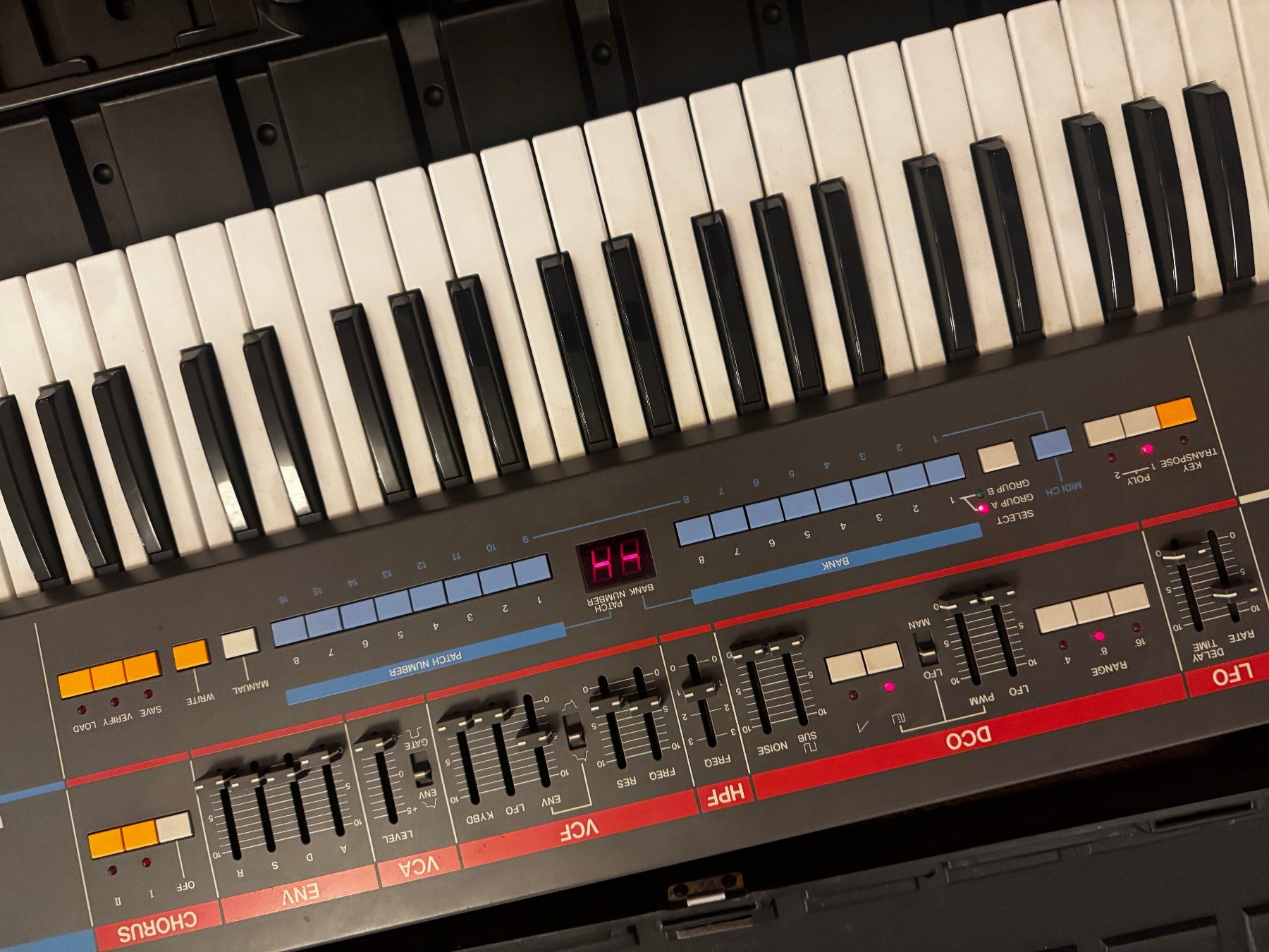 Roland Strumenti musicali: Roland JUNO-106 61-Keys 6 Voice Programmable Polyphonic Synt – Usato da Genève venduto da Symphonykid 6
