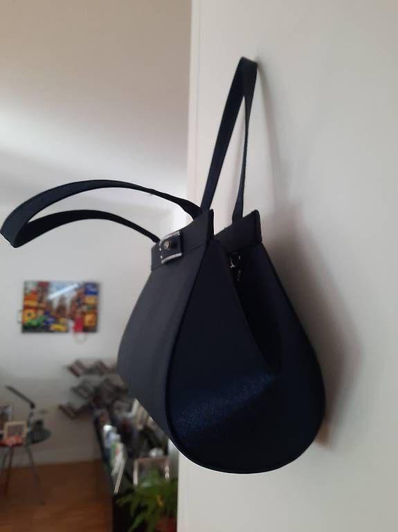 Borse da donna: Tasche satiniert mit Umhängekette. – Usato da Zürich venduto da maheKarpf 1