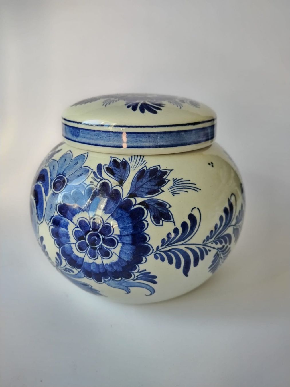 Vasi & Recipienti: Eine wunderschöne handbemalte Delfter Vase – Usato da Kreuzlingen venduto da MisAiv