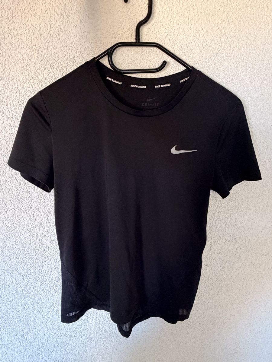 Nike T-shirt: Nike Tshirt schwarz Gr. XS – Usato da Münchenstein venduto da Clalala