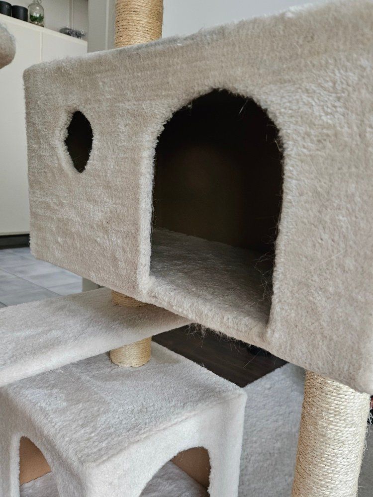 Tiragraffi: Schöner, stabiler Kratzbaum / Katzenbaum in Beige – Usato da Luzern venduto da igo_ldf2 2