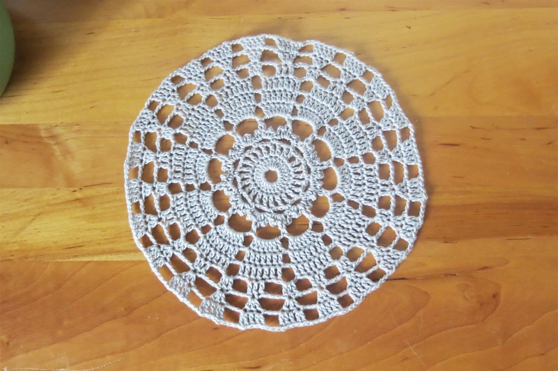 Tutte le decorazioni: Rundes Häkeldeckchen ca  20 cm / silber – Nuovo (secondo la descrizione) da Schaffhausen venduto da Espressoo7