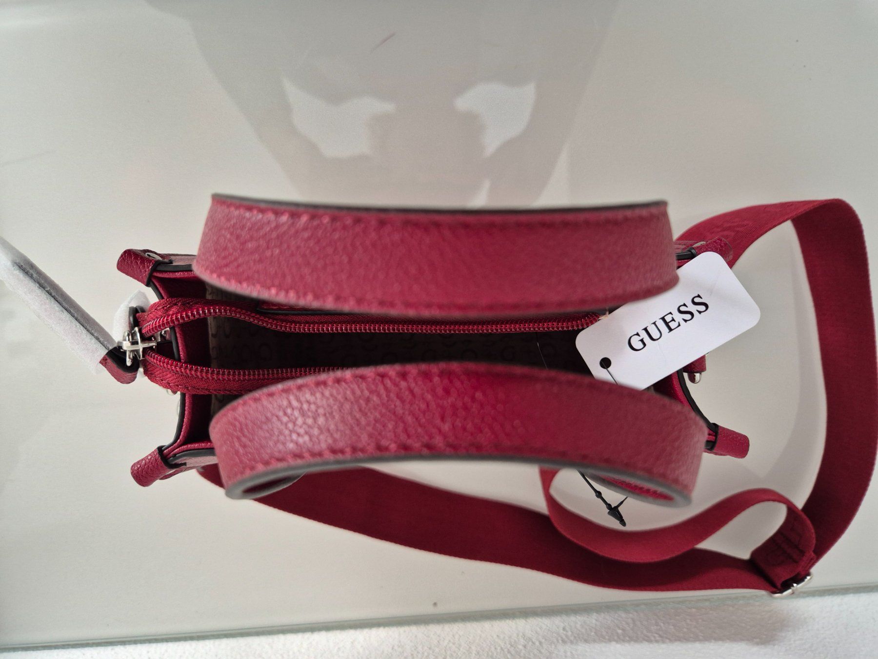 Guess Borse da donna: Neue, originale Guess Tasche Forber Mini in dark cherry – Nuovo e nell'imballaggio originale da St. Erhard venduto da Saskia0 5
