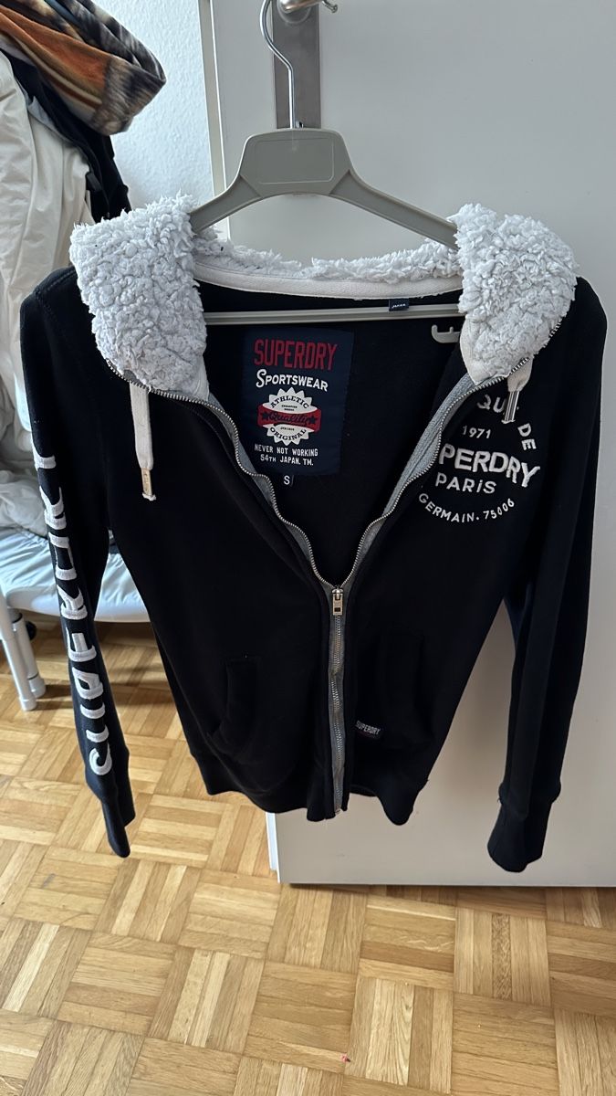 Superdry Giacche: Superdry Kapuzenjacke Teddyfutter Gr. S schwarz Winter warm – Usato da Zürich venduto da Rammis