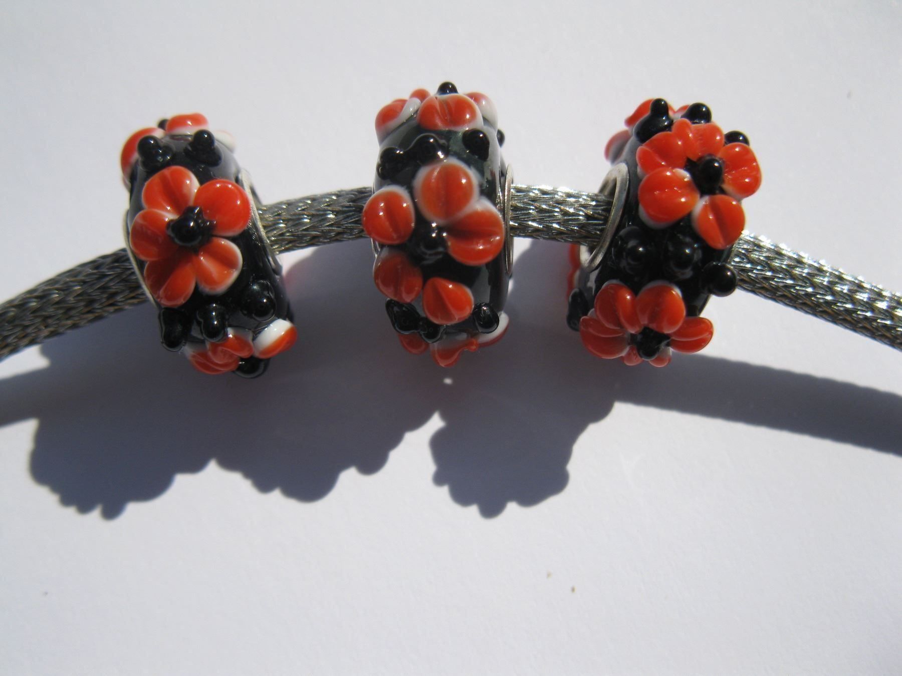 Perlen (unechte): 2 Grosslochperlen, Glas Beads schwarz/orange mit Blume – Neu und originalverpackt aus St. Margarethen TG von LuanaKa 1