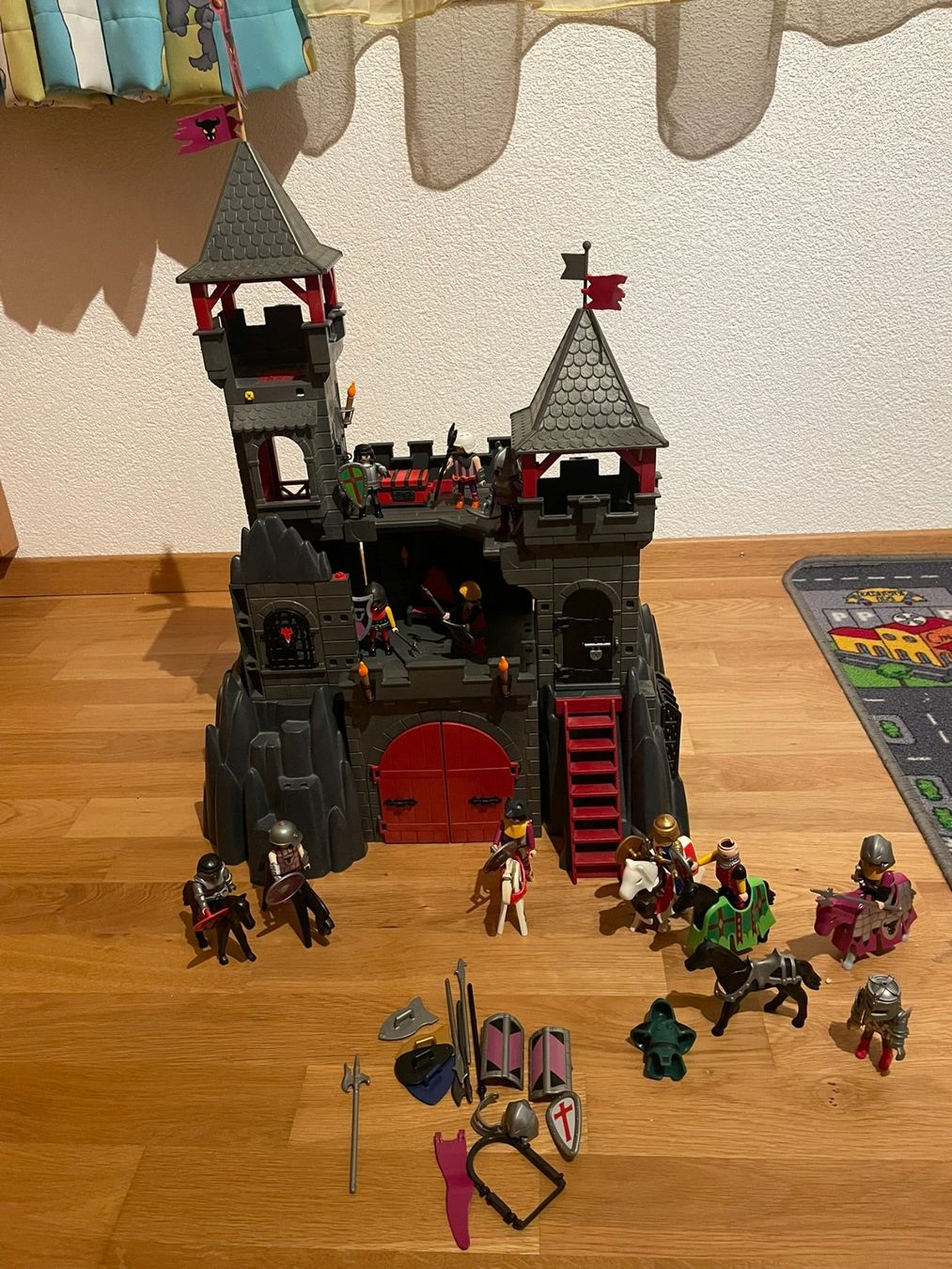 Playmobil Giocattoli: Ritterburg Playmobil – Usato da Balterswil venduto da sazu22