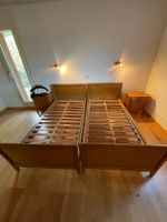 2 Echtholz-Betten inkl. Nachttisch und Lattenrost