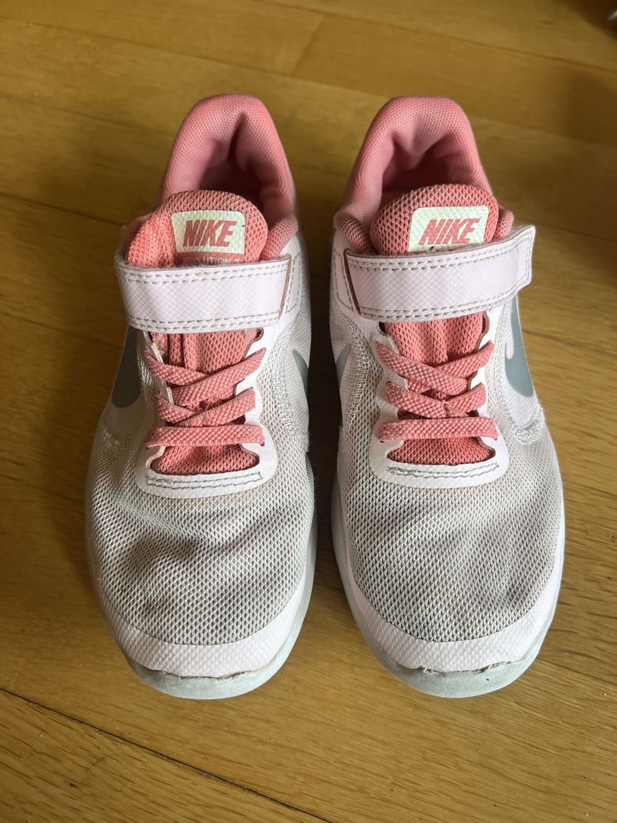 Nike Scarpe per ragazze: Nike Revolution 3 Mädchen Turnschuhe Gr. 31.5 – Usato da Zürich venduto da Salsera79