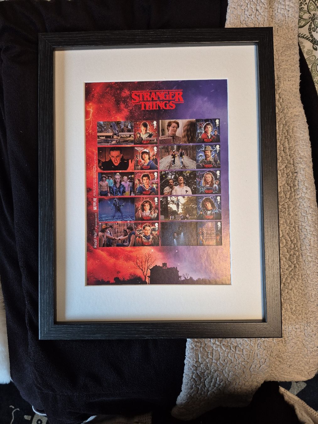 Tutti i francobolli: Stranger Things Briefmarken Set im Rahmen: beschädigt – Difettoso da Seuzach venduto da Xauberai 5