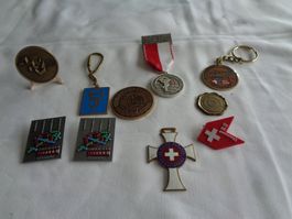 Medaillen und Schlüsselanhänger Schweizer Armee
