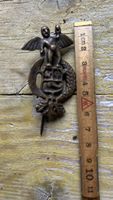 Alte Brosche Engel mit Wappen Messing ca 6 cm gebraucht