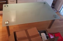 Glastisch mit Edelstahlbeinen