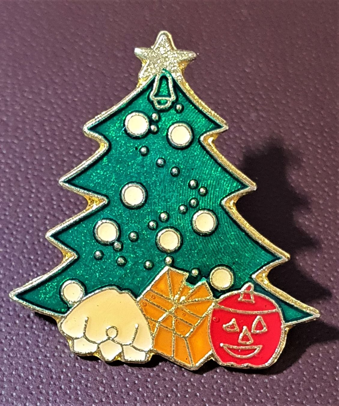 Alle Dekorationen: Q600 - Pin Weihnachtsbaum mit Geschenken – Gebraucht aus Reinach BL von Boston-Verkauf