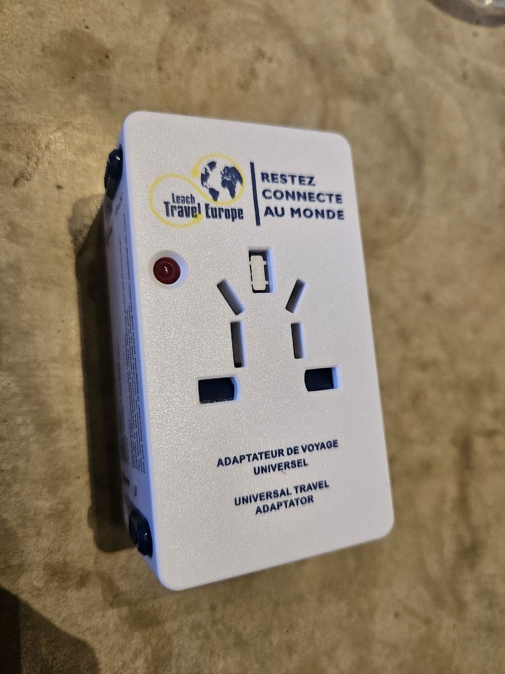 Laufwerke & Adapter: Universal Travel Adaptator – Neu (gemäss Beschreibung) aus Celerina von cor_9yfb 2