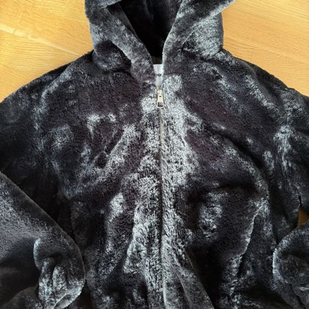 Warme, schwarze Teddy Jacke mit Kapuze, Grösse M/38 neu!