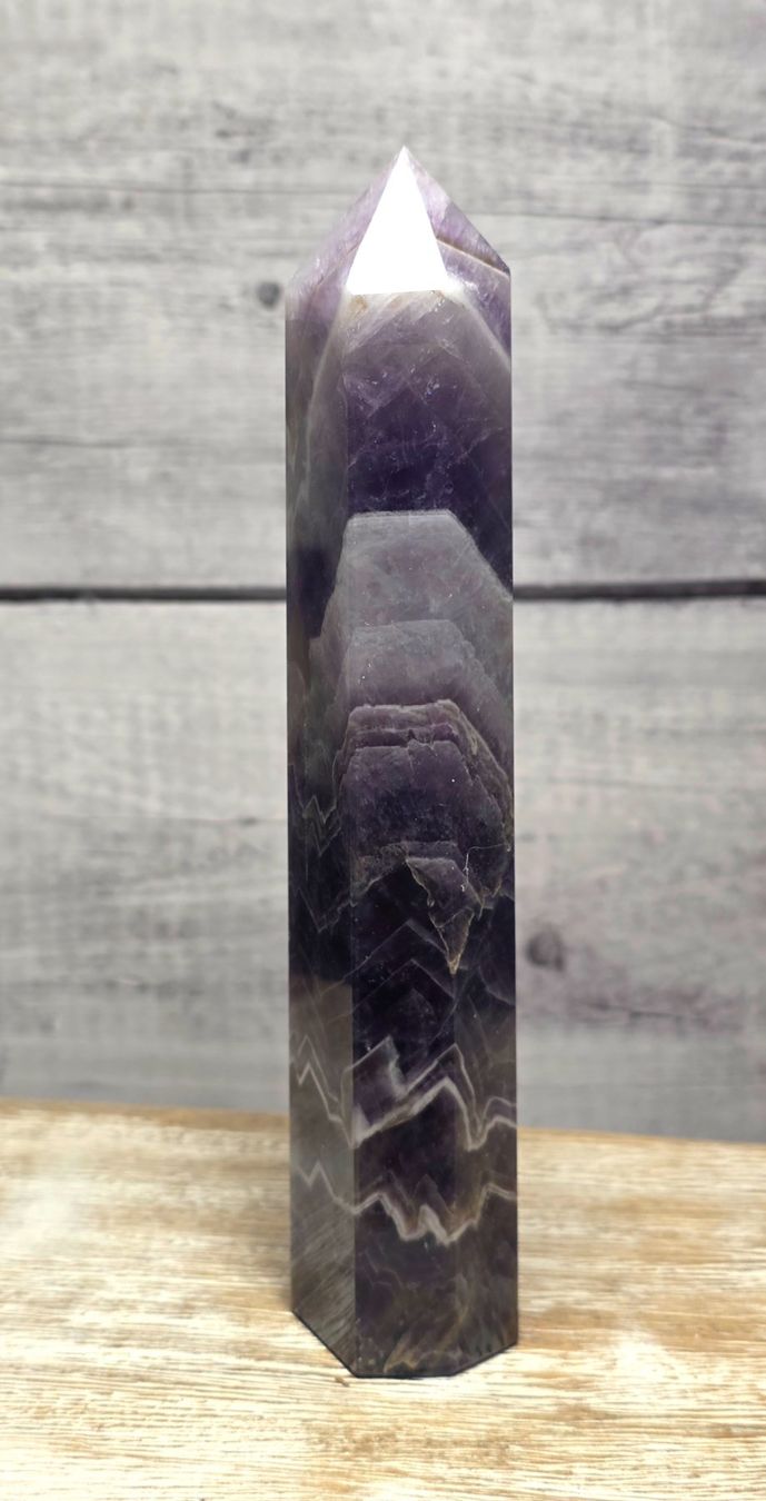 Minerali & Pietre curative: Chevron Amethyst Obelisk B 293g – Nuovo e nell'imballaggio originale da Matzingen venduto da Shay_Crystalz 1